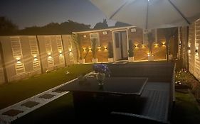 North Avenue Guest House Ltd, Heathrow Airport-Free Parking